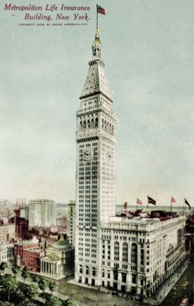 Alte Postkarte des Metropolitan Life Insurance Building in New York City, die eine belebte Stadtlandschaft mit Gebäuden, Bäumen und Fahrzeugen zeigt und den Text "Metropolitan Life Insurance" oben.