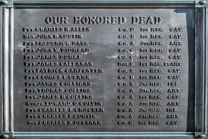 Gedenktafel an einer Gebäudeseite mit der Inschrift "Unser Ehrengedenken" in Metall.