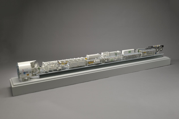 Ein detailliertes Modell des neuen Wasserstoff-Brennstoffzellensystems von Sainsbury's auf einer weißen Oberfläche, das einen Kraftstofftank zeigt, der mit einem Kraftstofffilter und einem Kraftstoffinjektor verbunden ist, der mit einer Stromquelle verbunden ist.