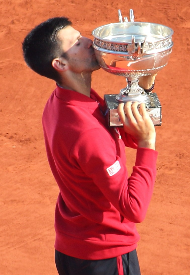 Novak Djokovic hält den French-Open-Pokal und feiert nach dem Sieg gegen Rafael Nadal im Finale der Herren-Einzel.