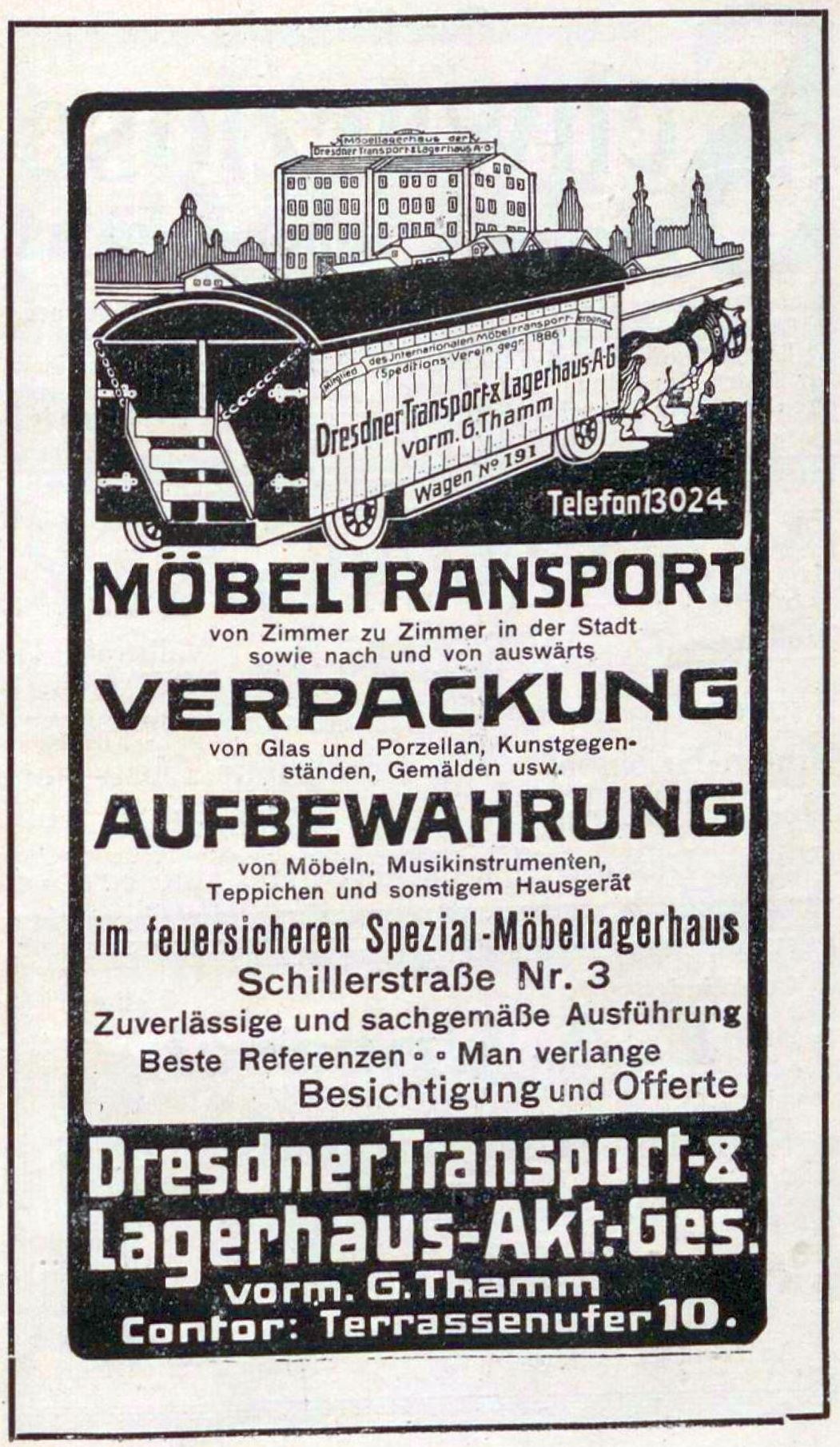 Anzeige für einen Zug mit einem Zugbild, Text 'Dresdner Transport & Lagerhaus-Akt-Ges' und ein paar Gebäude im Hintergrund.